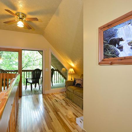 Bear Footin' On The Creek Villa Gatlinburg Room photo