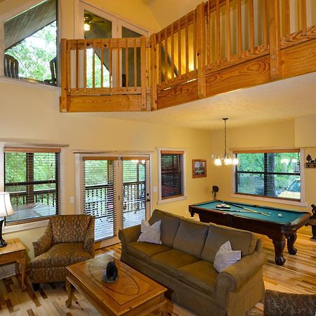 Bear Footin' On The Creek Villa Gatlinburg Room photo