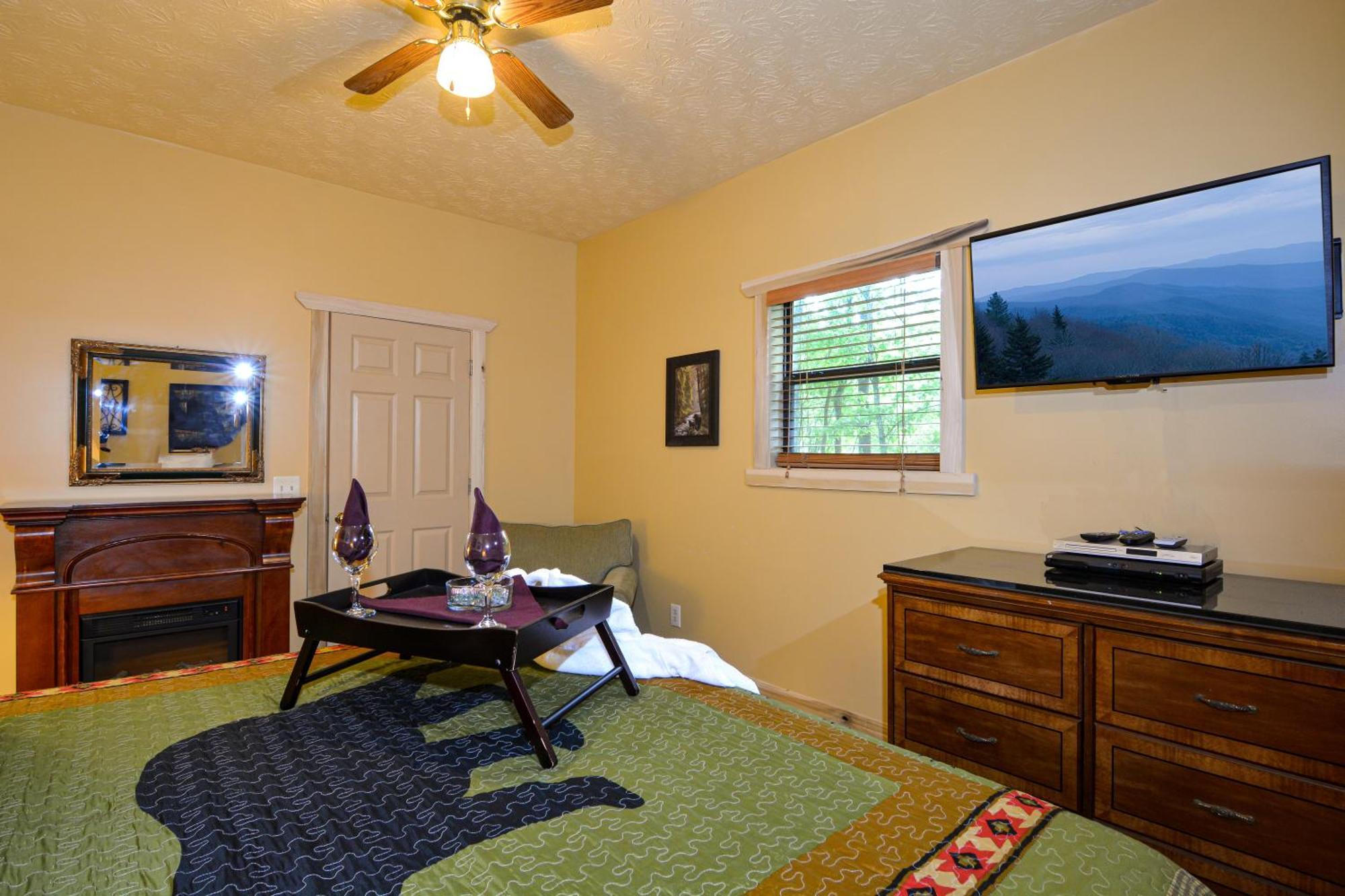 Bear Footin' On The Creek Villa Gatlinburg Room photo