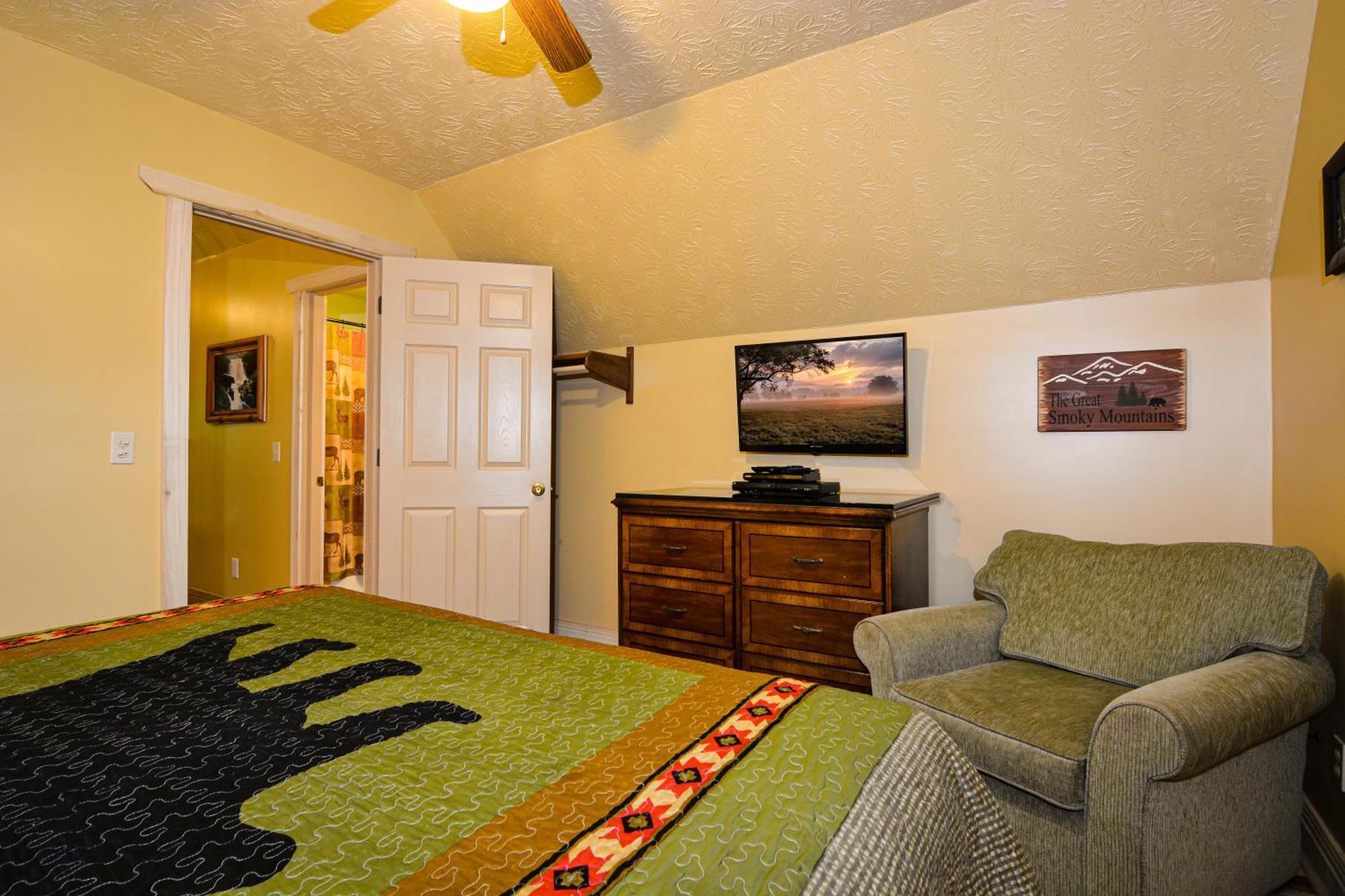 Bear Footin' On The Creek Villa Gatlinburg Room photo