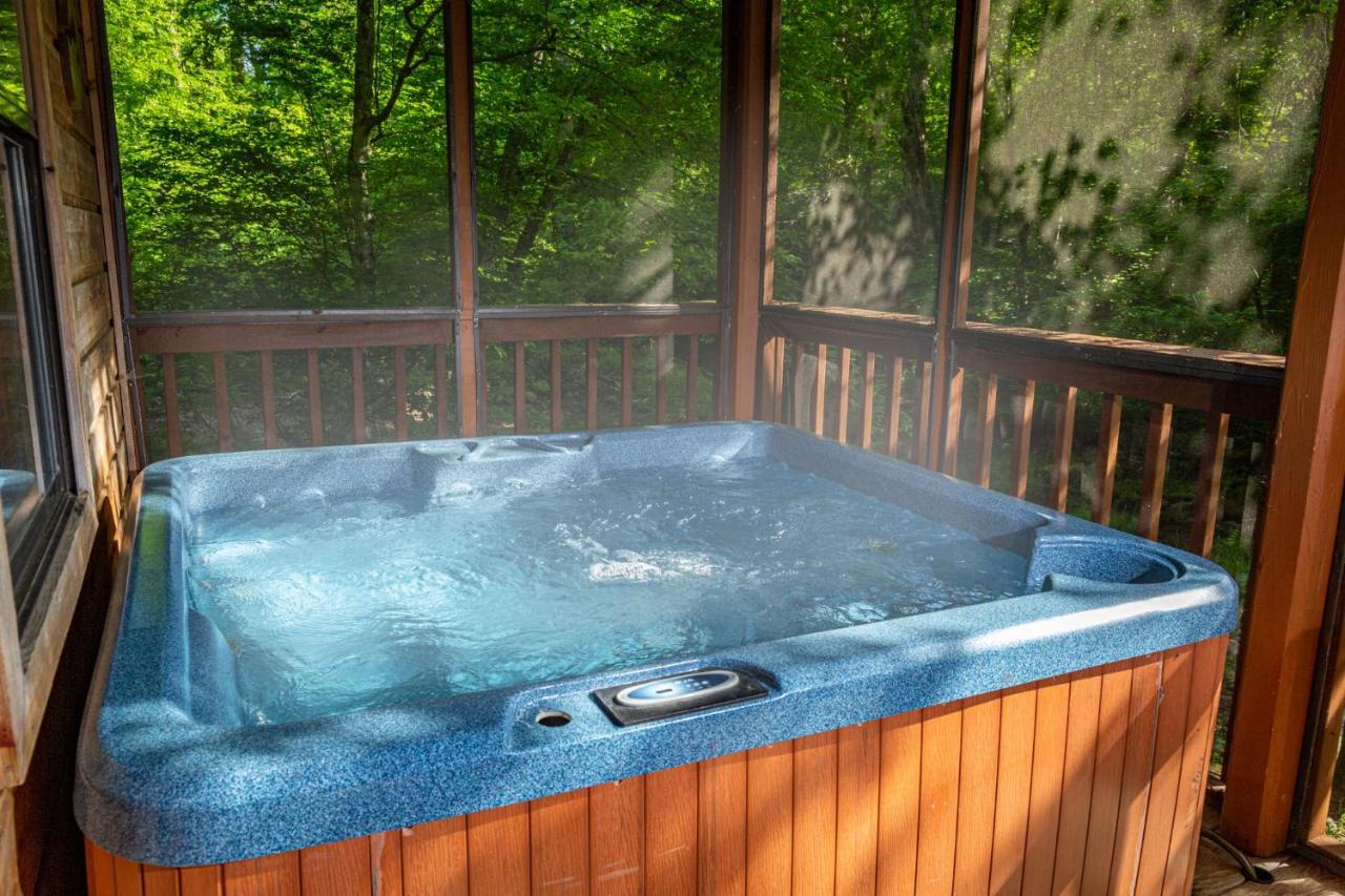 Bear Footin' On The Creek Villa Gatlinburg Exterior photo