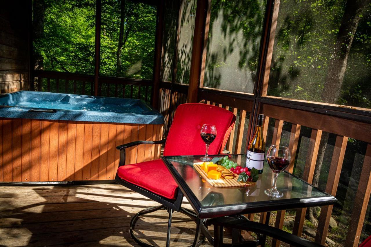 Bear Footin' On The Creek Villa Gatlinburg Exterior photo